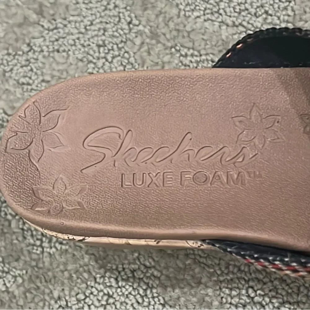 Sketchers Women’s 7 Black and Blue Cross-Strap Sandals with Textured Design